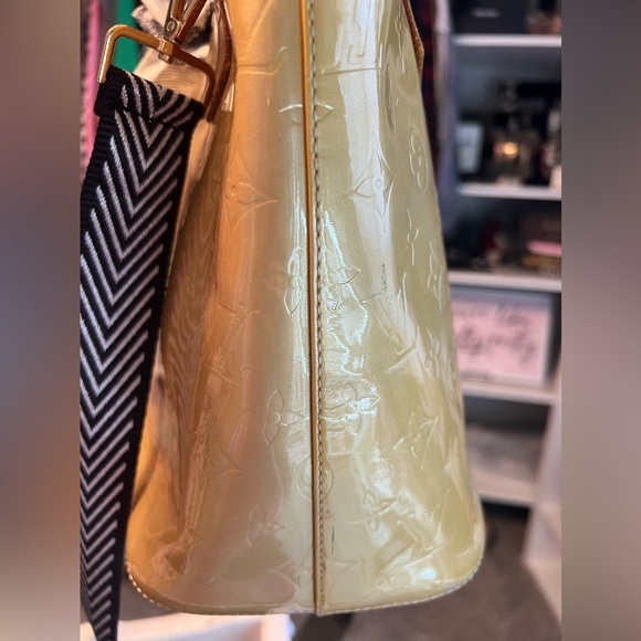 Authentic Louis Vuitton Vernis Handbag - Picture 15 of 17